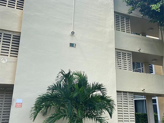 3rd image of 922 NE 199th St APT 104