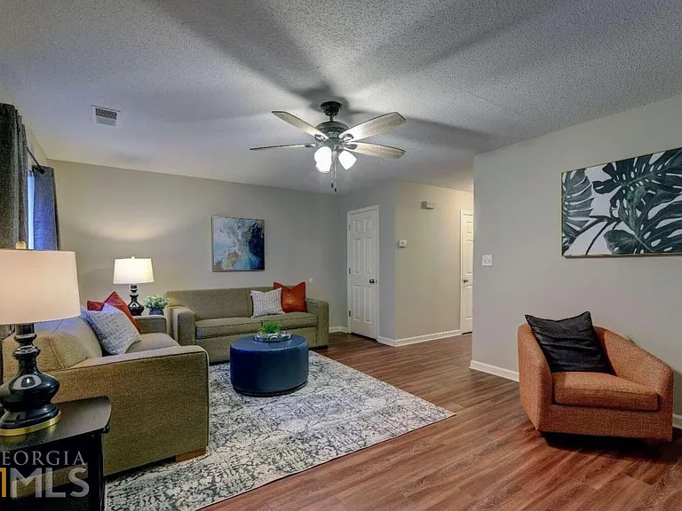 7271 Crestside Dr — Photo 2