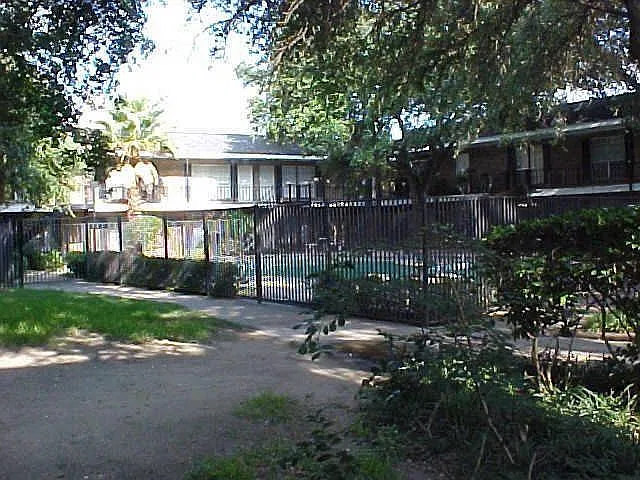 3 bed, 2.0 bath, 1360 sqft, $1,575 — Photo 3