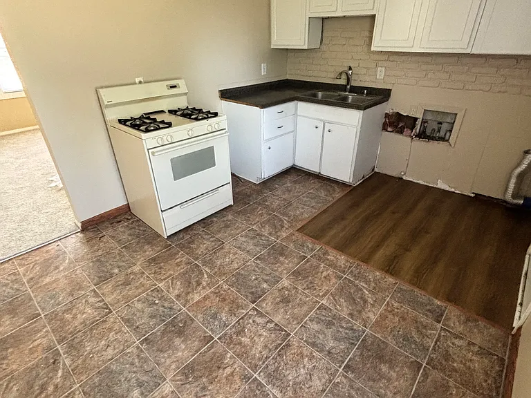 7343 S 71st Ave — Photo 10