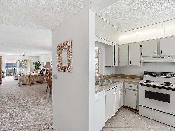 4th image of 2925 SW 22nd Avenue #2080