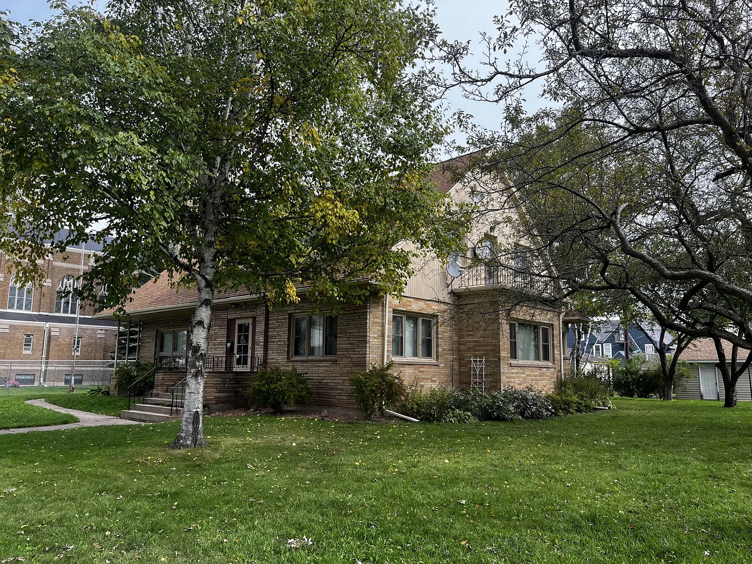 5 bed, 2.0 bath, 3500 sqft, $2,100 — Photo 2