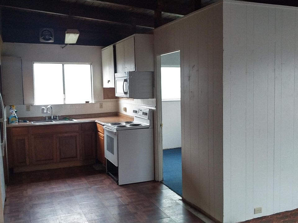 kitchen with stove, microwave and refrigerator