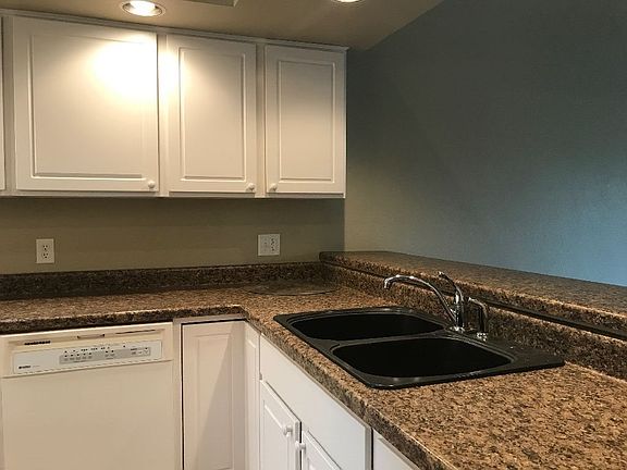 3rd image of 805 Janet Dr