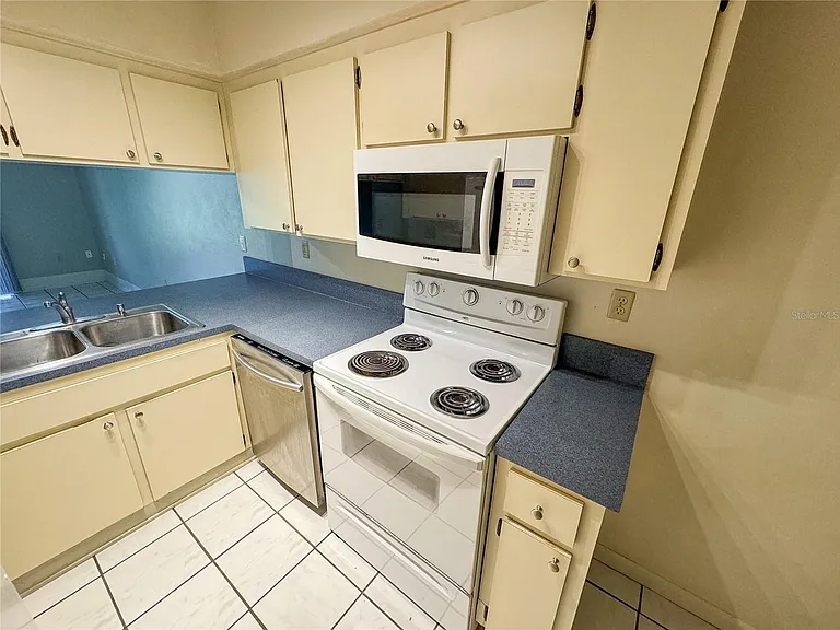 2635 SW 35th Pl #403 — Photo 9