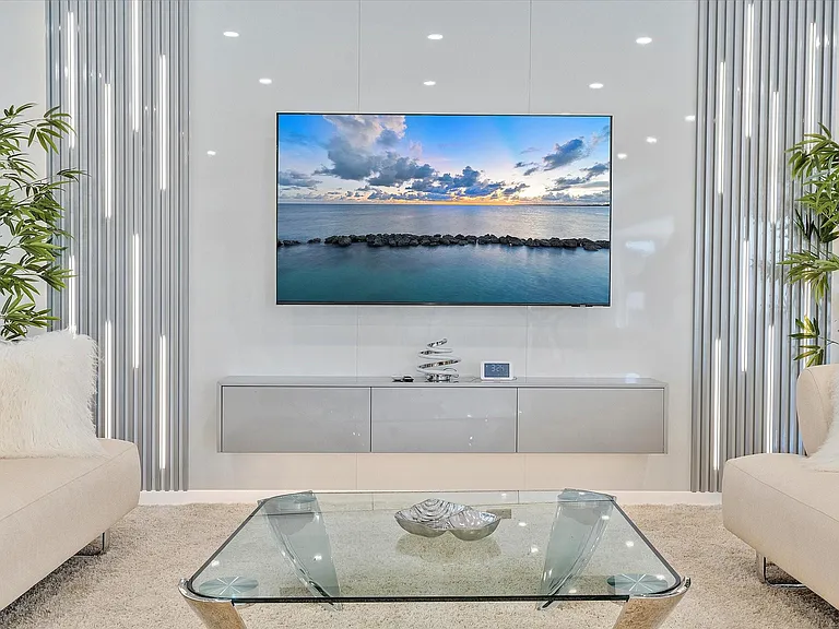 207 Royal Palm Dr — Photo 9