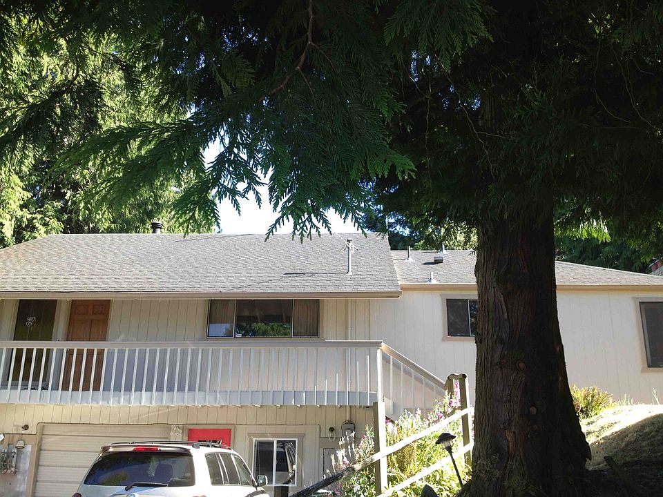 2nd image of 9824 Roosevelt Way NE