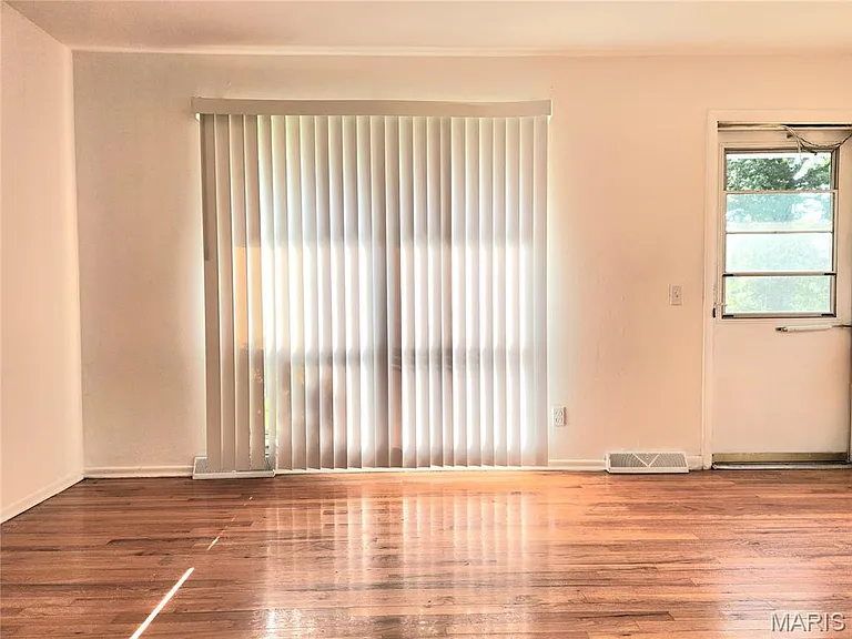 702 Vendome Ln — Photo 11