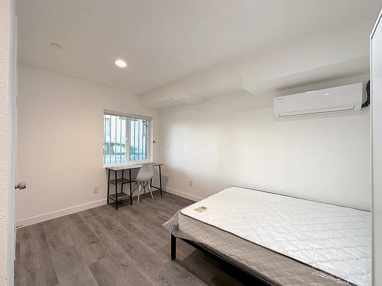 1729 W Adams Blvd — Photo 13