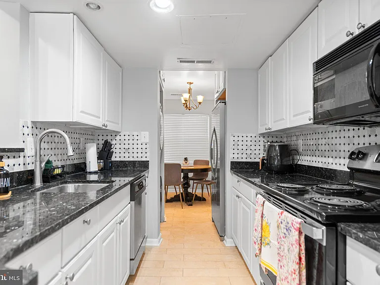 228 Stevenson Sq — Photo 7
