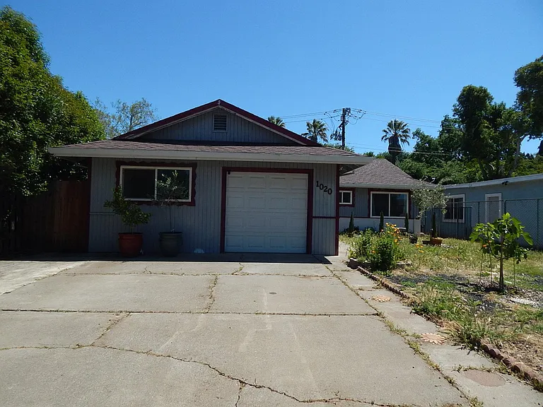 1020 Snyder Dr — Photo 2