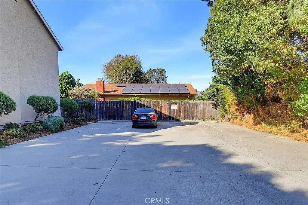 3 bed, 2.5 bath, 1879 sqft, $4,000 — Photo 4