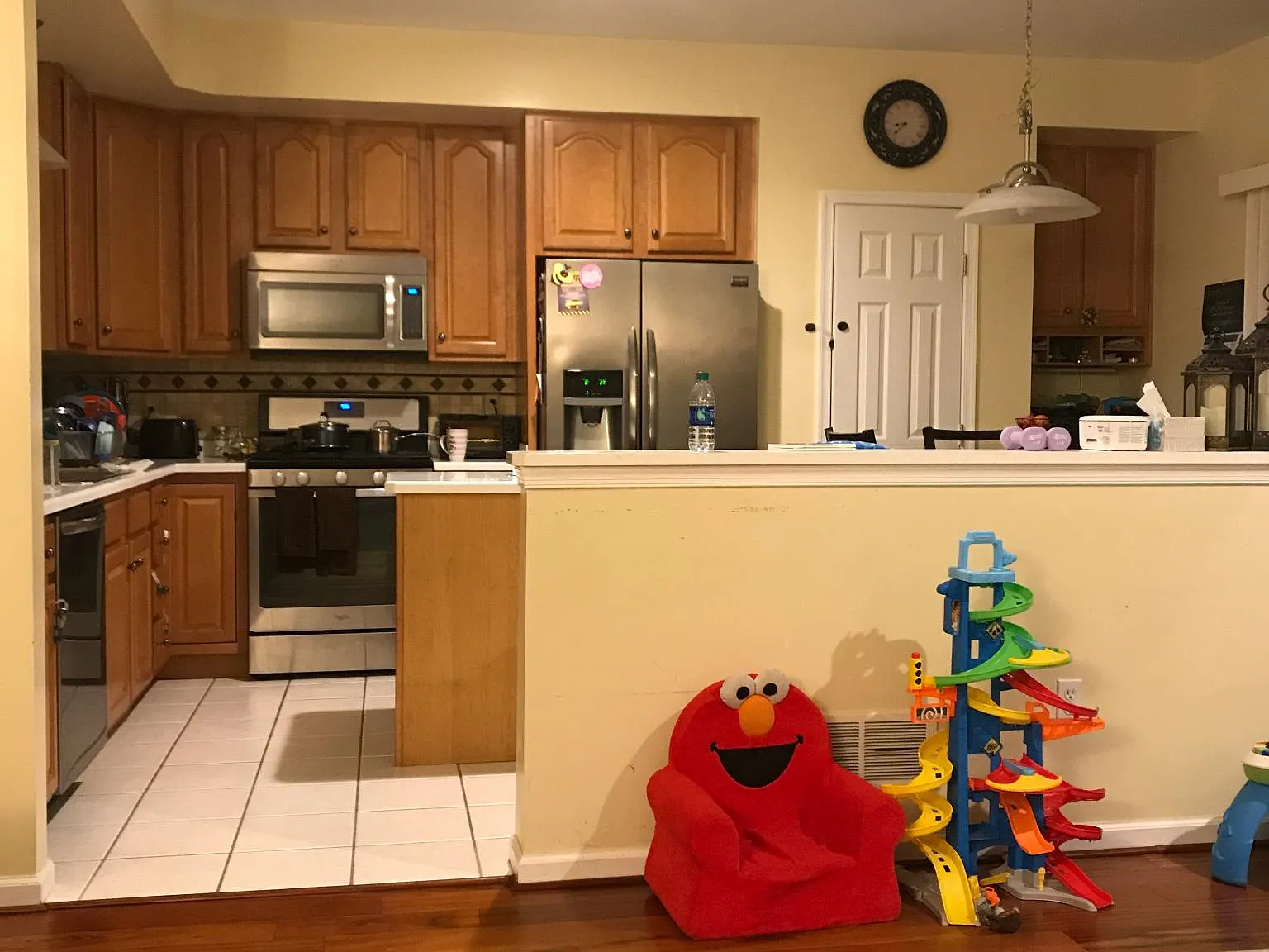 3 bed, 2.5 bath, 2071 sqft, $2,300 — Photo 2