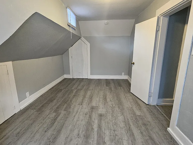 2429 E 16th St — Photo 19