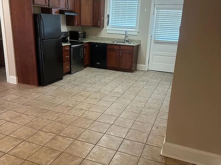 114 N Cypress St — Photo 16