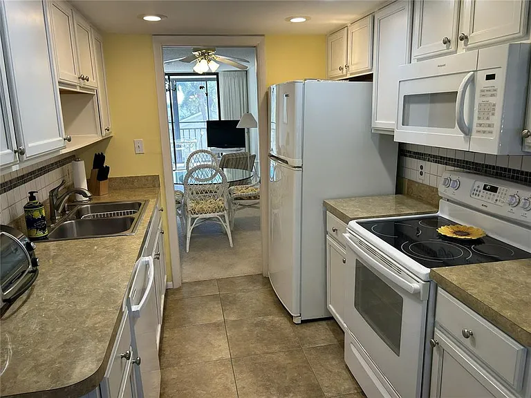 1316 Pasadena Ave S #202 — Photo 5