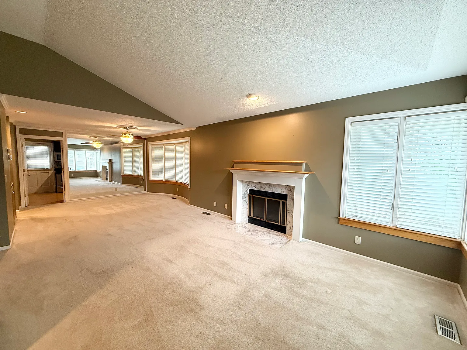 2 bed, 1.5 bath, 1849 sqft, $2,300 — Photo 2