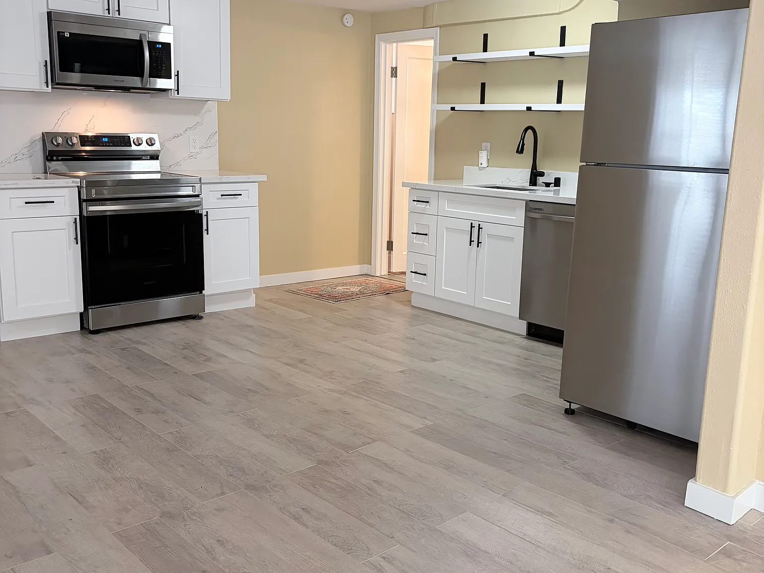 1 bed, 900 sqft, $2,100 — Photo 3
