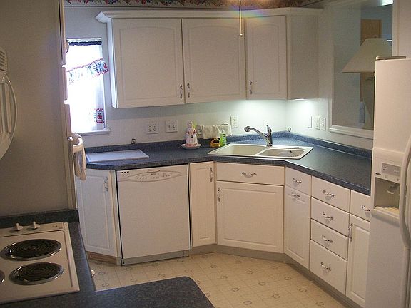 3rd image of 368 Elmhurst St
