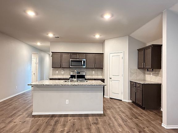5th image of 727 Meadow Creek Ln