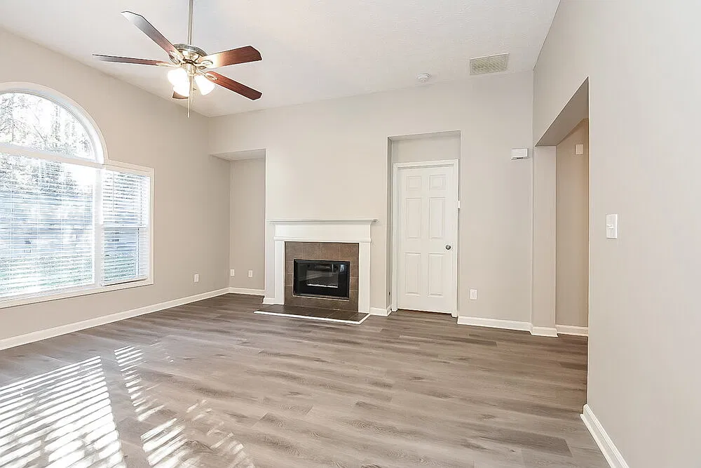 3 bed, 2.0 bath, 1316 sqft, $2,900 — Photo 3