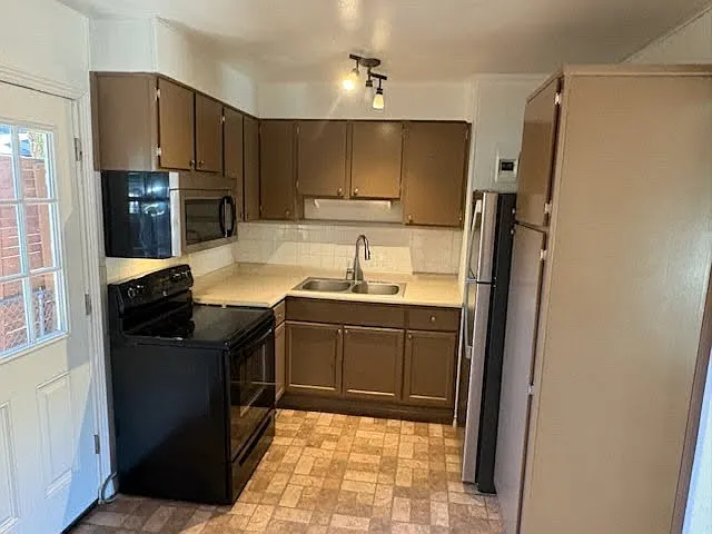 3 bed, 1800 sqft, $2,095 — Photo 4
