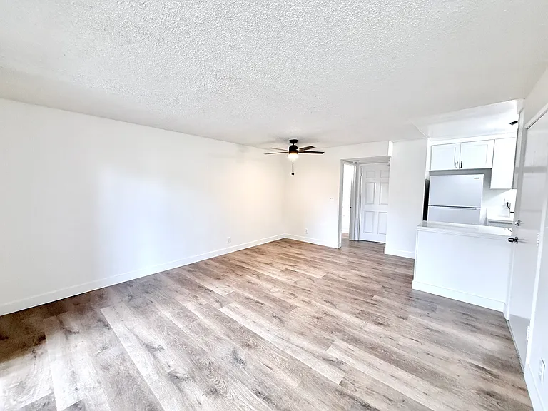 12521 Saticoy St #7 — Photo 6
