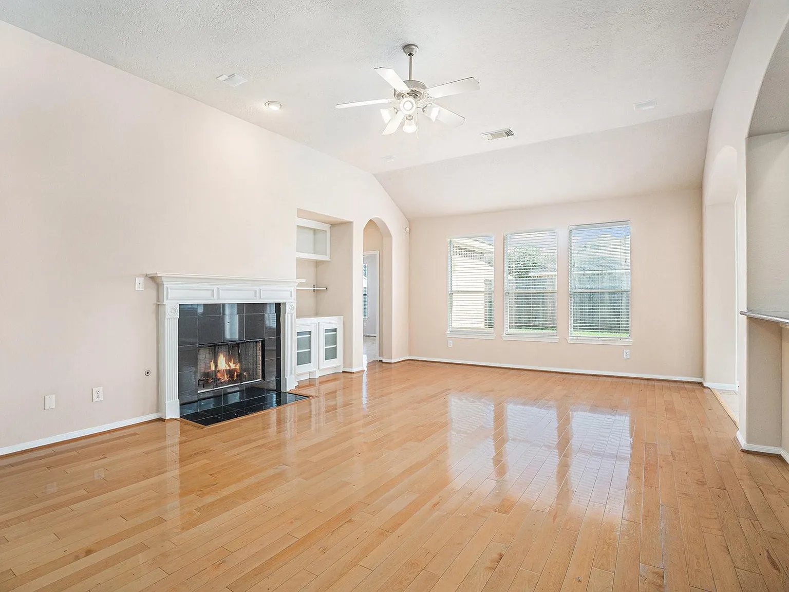 4 bed, 2.0 bath, 2476 sqft, $2,800 — Photo 3