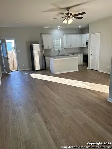3 bed, 2.5 bath, 2576 sqft, $1,900 — Photo 2