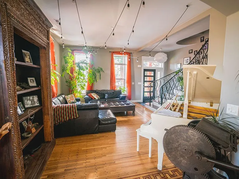 2300 N Vine St — Photo 2