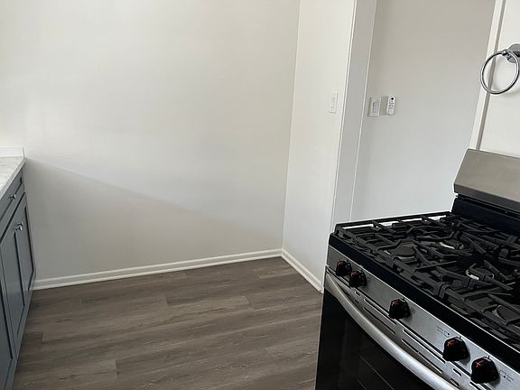 4th image of 10821 Bloomfield St #5