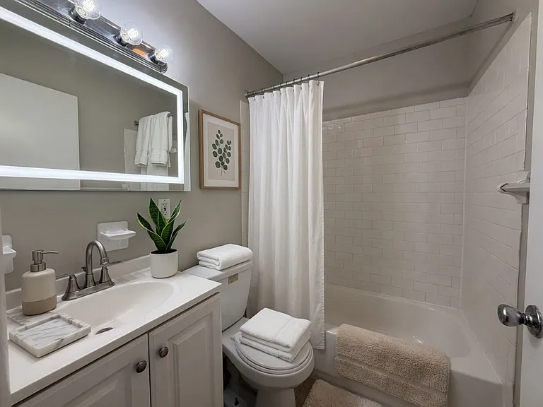 Hikes Point Apartments — Photo 6