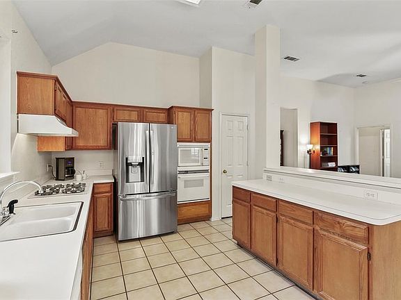 3rd image of 2203 Swallow Ln