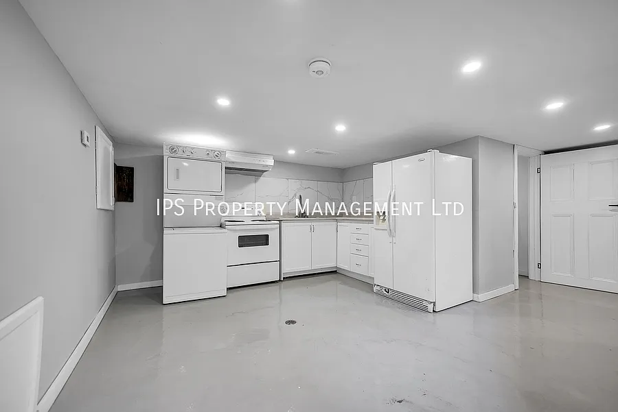 2 Bed + Den | 1 Bath All inclusive — Photo 4