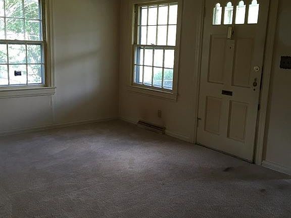 3rd image of 1527 Summit Ave