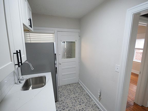 3rd image of 808 W 38th St #7E