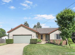 890 Meadow Ln, Jenison, MI 49428