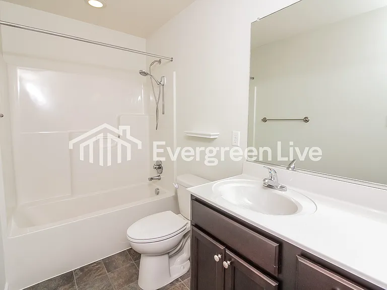 1719 Everett St — Photo 8