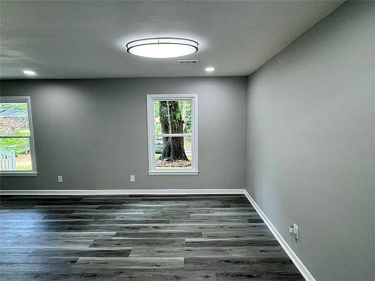 1508 Vancouver Dr — Photo 10