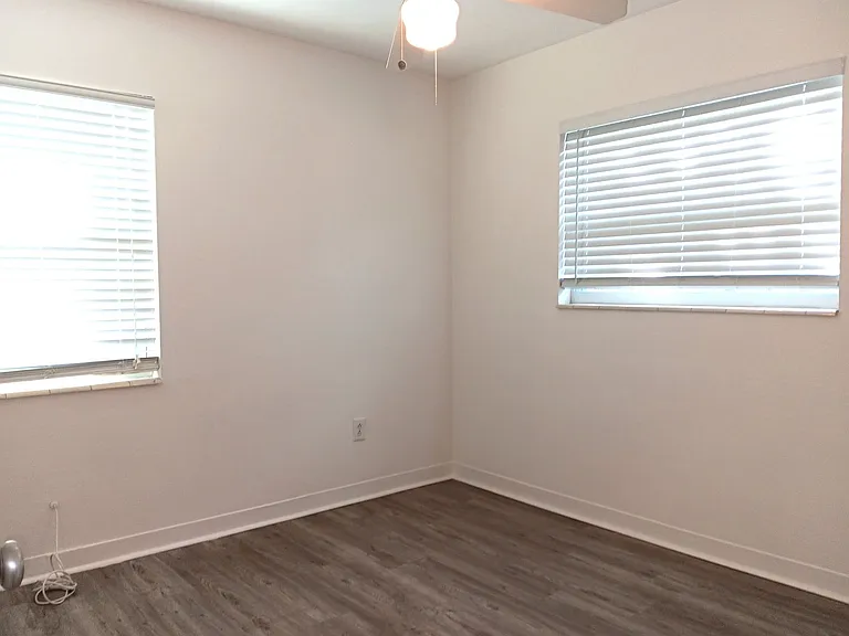 4942 Oxford Ave N — Photo 12