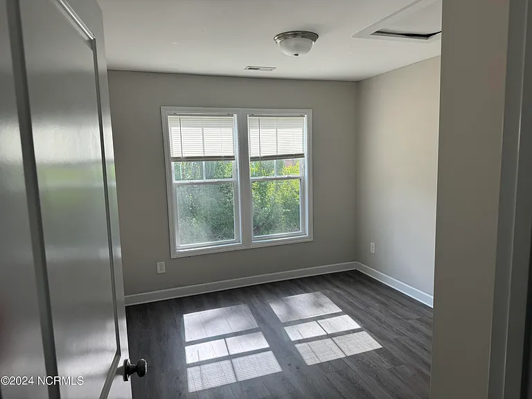210 Jordan Ln — Photo 9