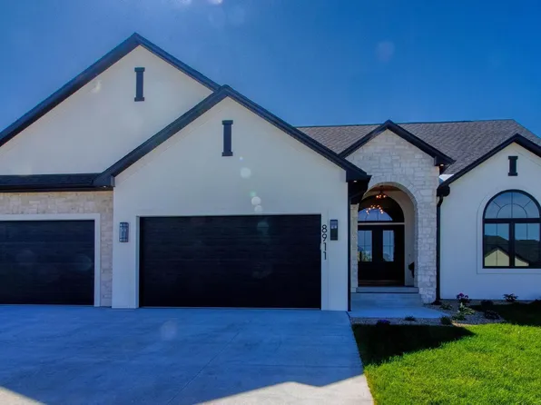 8911 Buckskin Ct, Lincoln, NE 68520