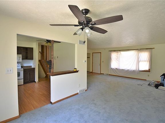 5th image of 555 Meadowland Ct