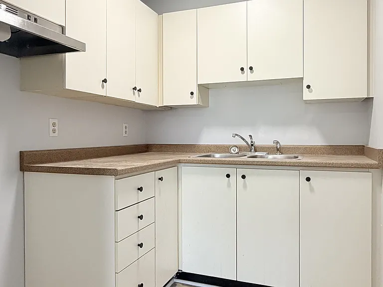 1653 Ouellette Ave #402 — Photo 5