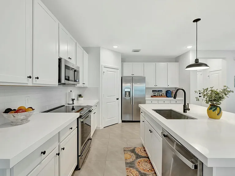 601 NE Waters Edge Ln — Photo 22