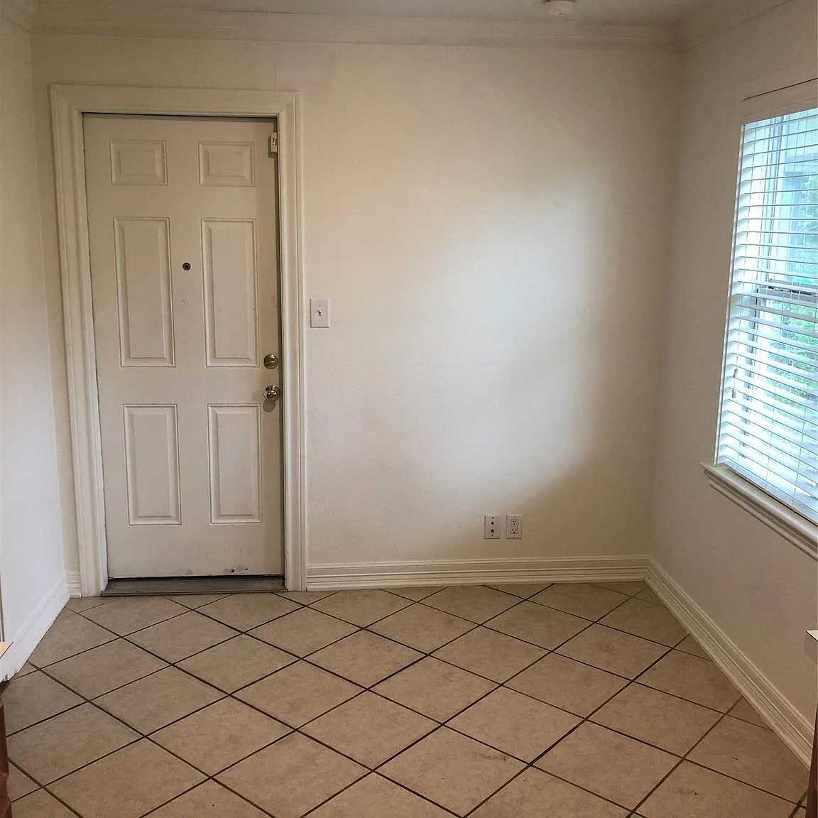 2 bed, 1.0 bath, 877 sqft, $1,200 — Photo 3
