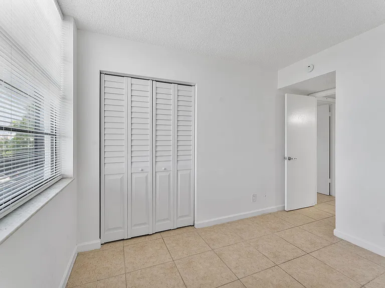 212 Lake Pointe Dr #302 — Photo 23