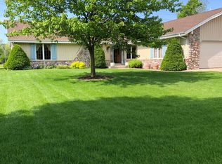 8262 W Plainfield Ave, Greenfield, WI 53220