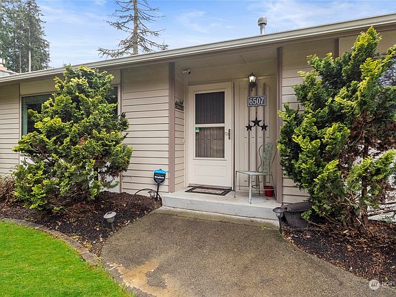 Well kept home with mature landscaping both front and back.    And what's more, it is within walking distance to Alan Yorke Park and Lake Tapps.>