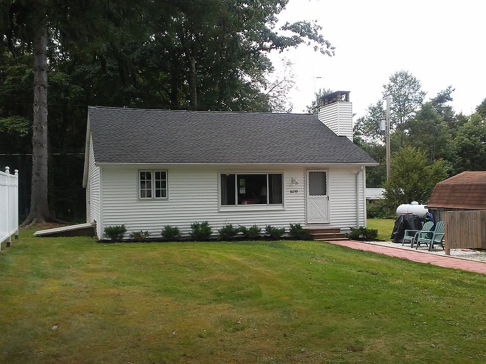 1st image of 23989 Bloomfield Dr